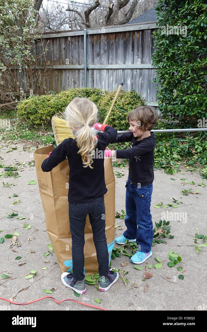 Due bambine aiutando con lavori di cantiere Foto Stock