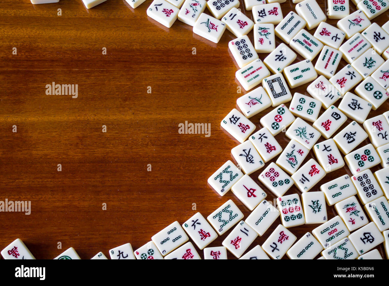 Mahjong piastrelle sul lato destro del tavolo in legno Foto Stock