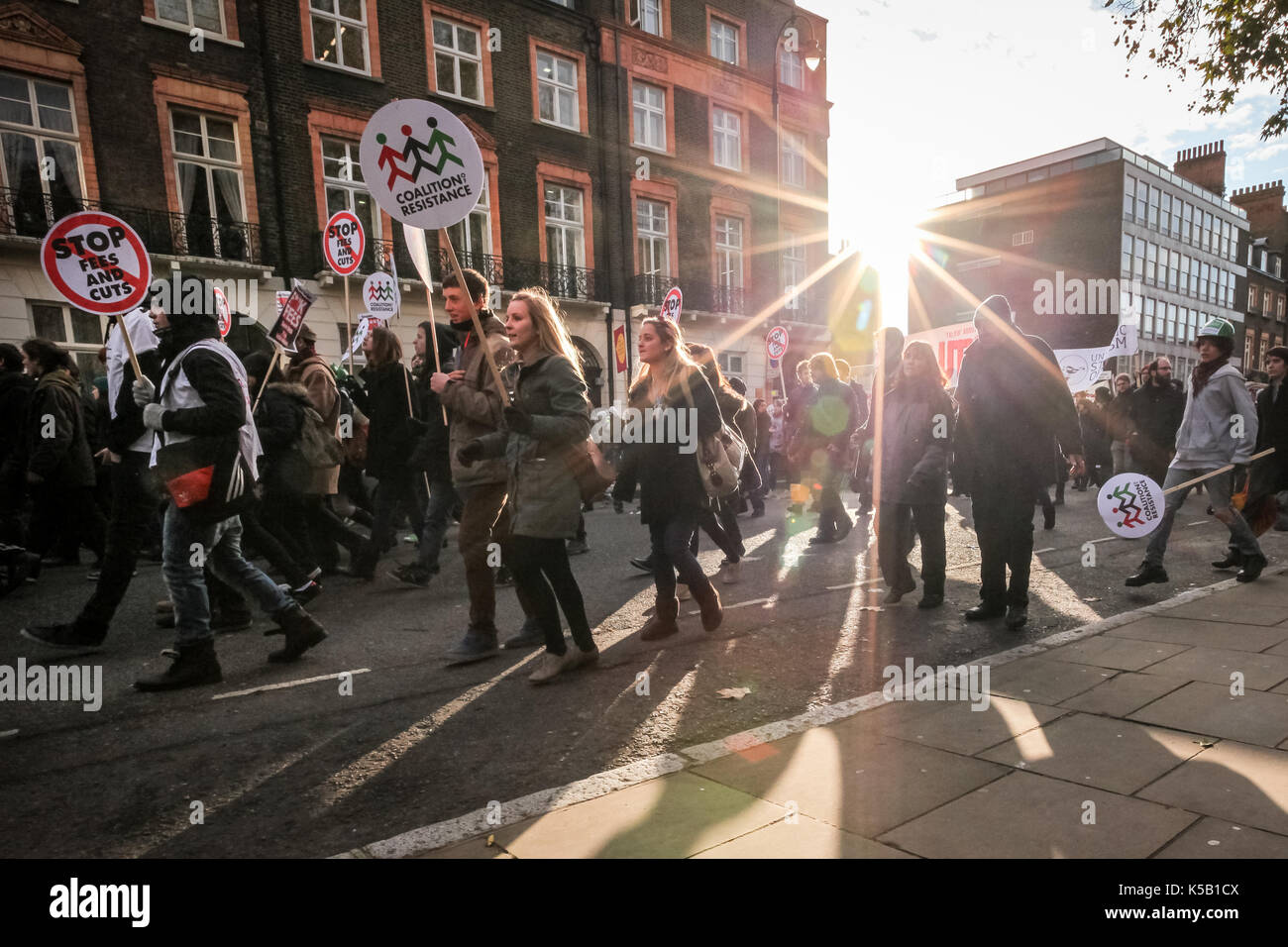 Messa le proteste degli studenti e dei disordini civili di Londra contro aumenta in università tasse universitarie. Foto Stock