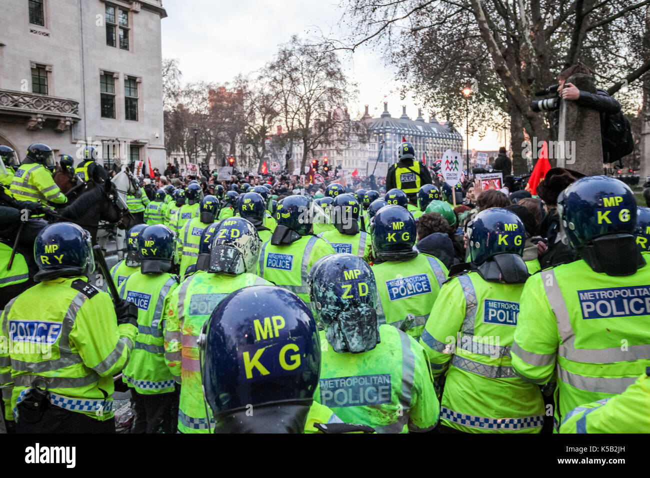 Messa le proteste degli studenti e dei disordini civili di Londra contro aumenta in università tasse universitarie. Foto Stock
