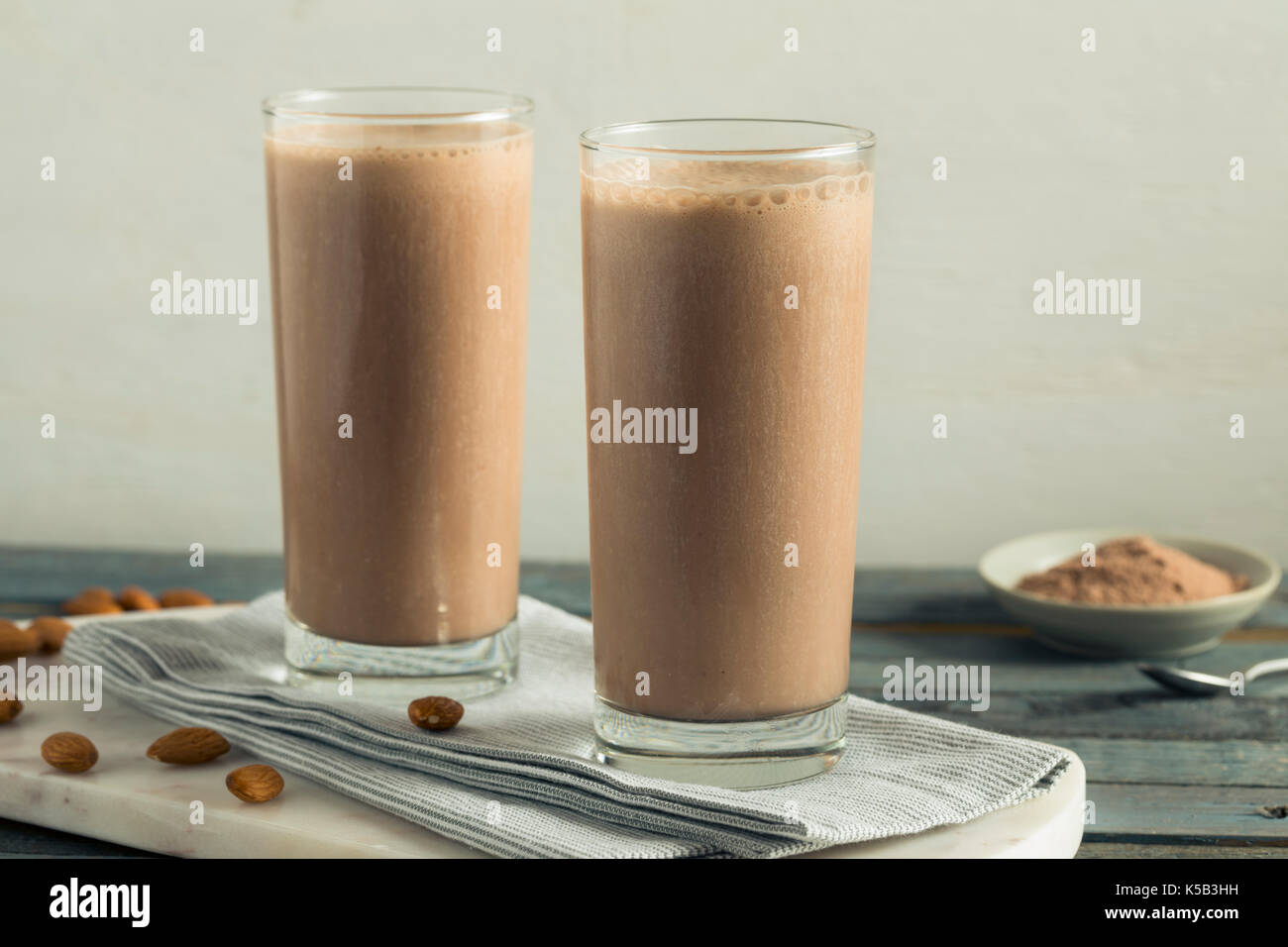 Un sano cioccolato artigianale protein shake con latte di mandorla Foto Stock