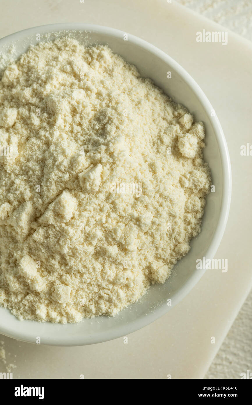 Bianco organico vaniglia proteine in polvere in un recipiente Foto Stock