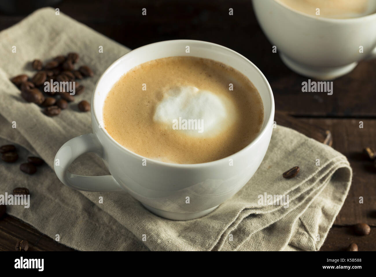 In casa piatto bianco latte scremato con crema di latte Foto Stock