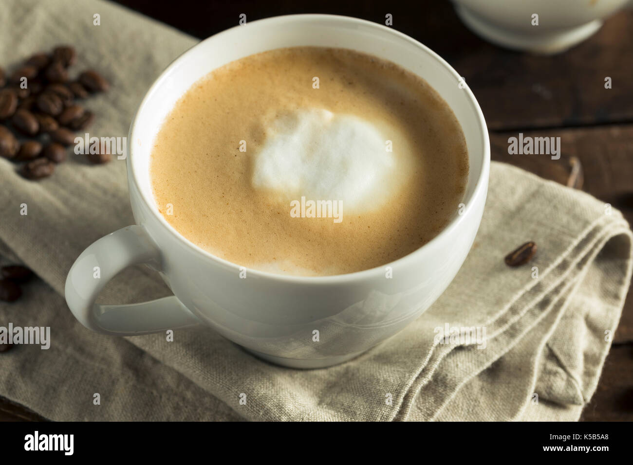 In casa piatto bianco latte scremato con crema di latte Foto Stock