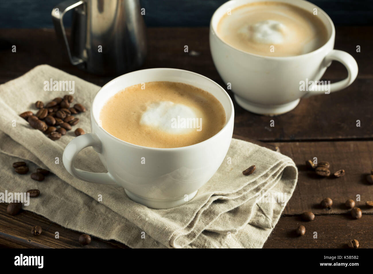 In casa piatto bianco latte scremato con crema di latte Foto Stock