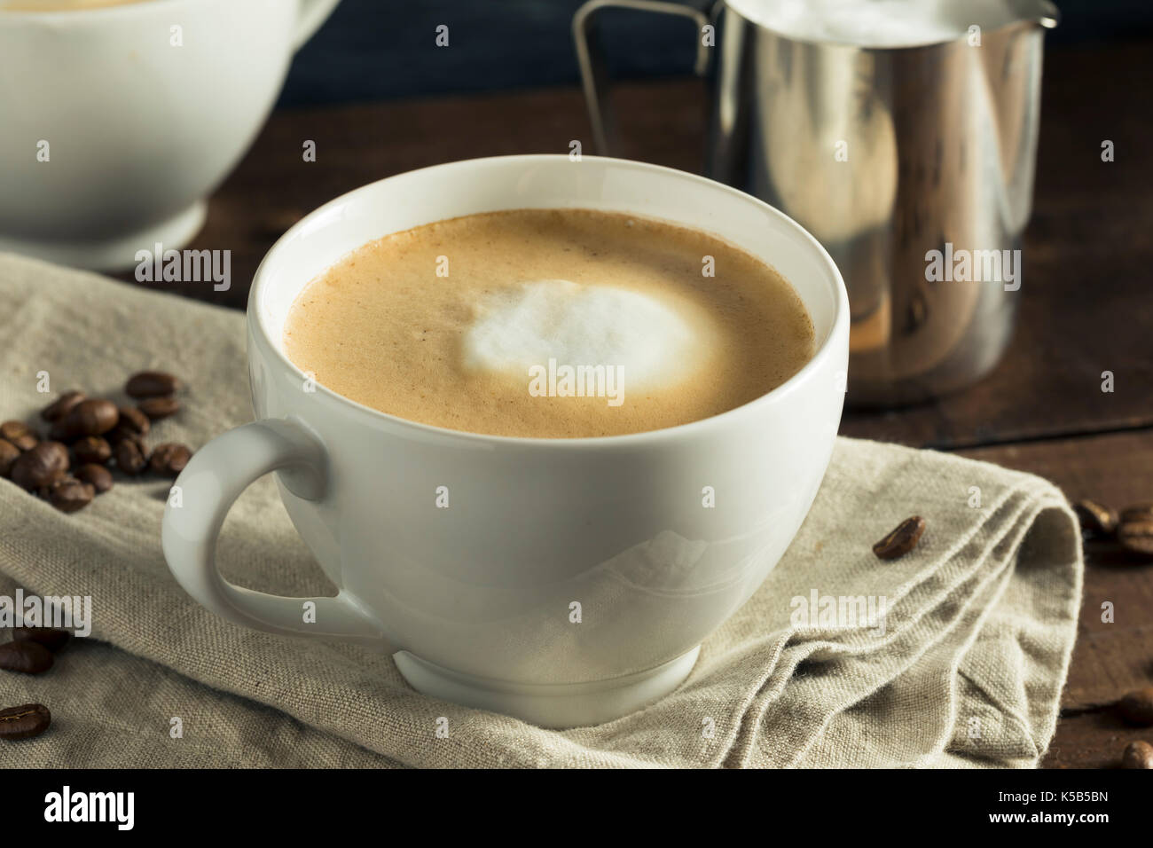 In casa piatto bianco latte scremato con crema di latte Foto Stock