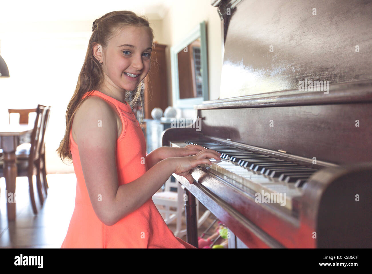 Ragazza suonare il pianoforte Foto Stock