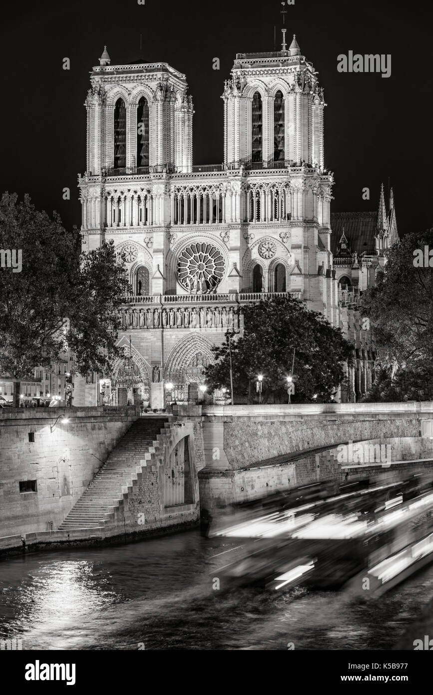 Cattedrale di Notre Dame de Paris di notte con il fiume Senna in bianco e nero). Ile de la Cite. Parigi, Francia Foto Stock