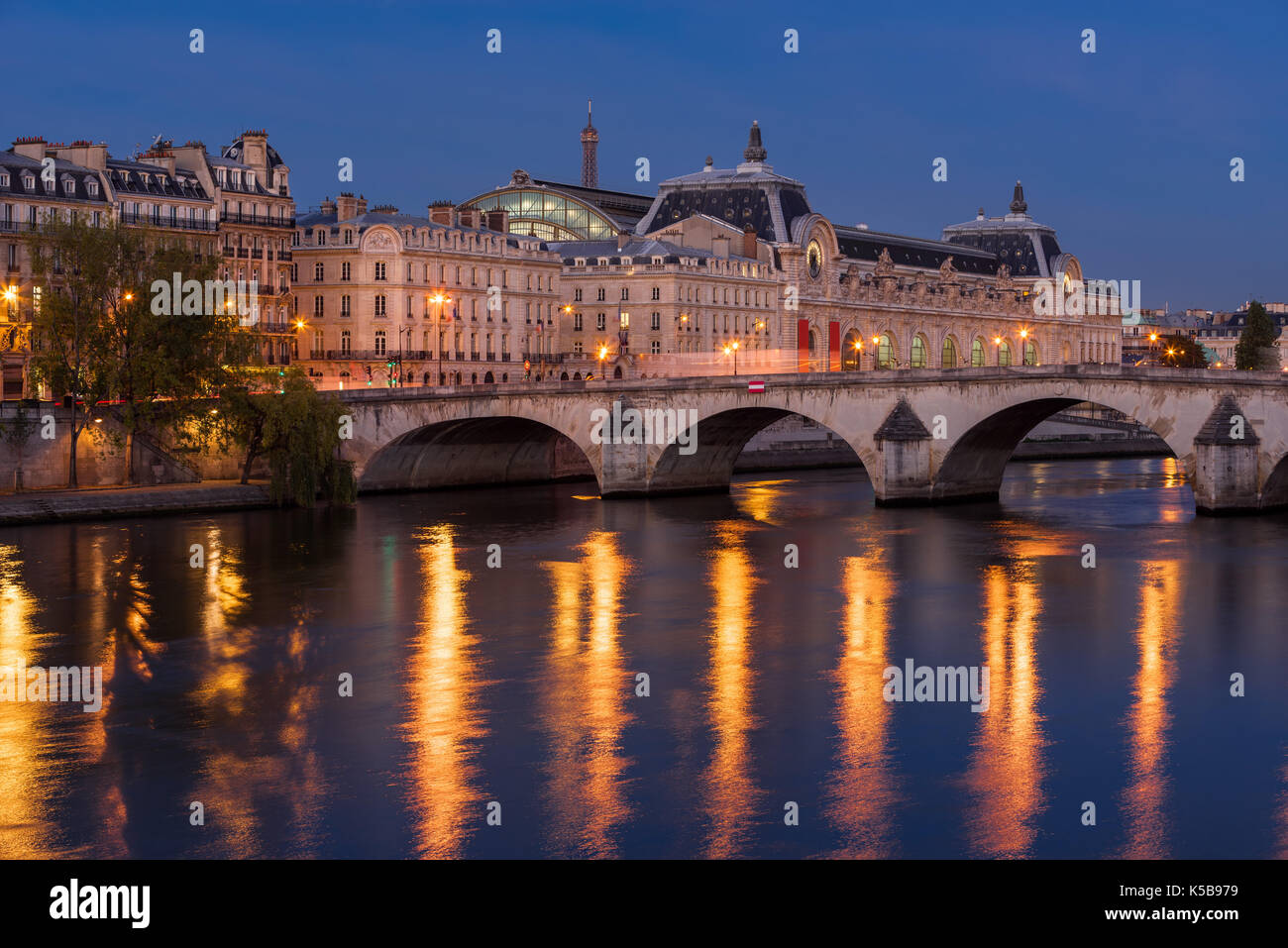 Senna banche, Pont Royal bridge e il Museo d' Orsay allo spuntar del giorno. Parigi, 7° Arrondissement, Francia Foto Stock