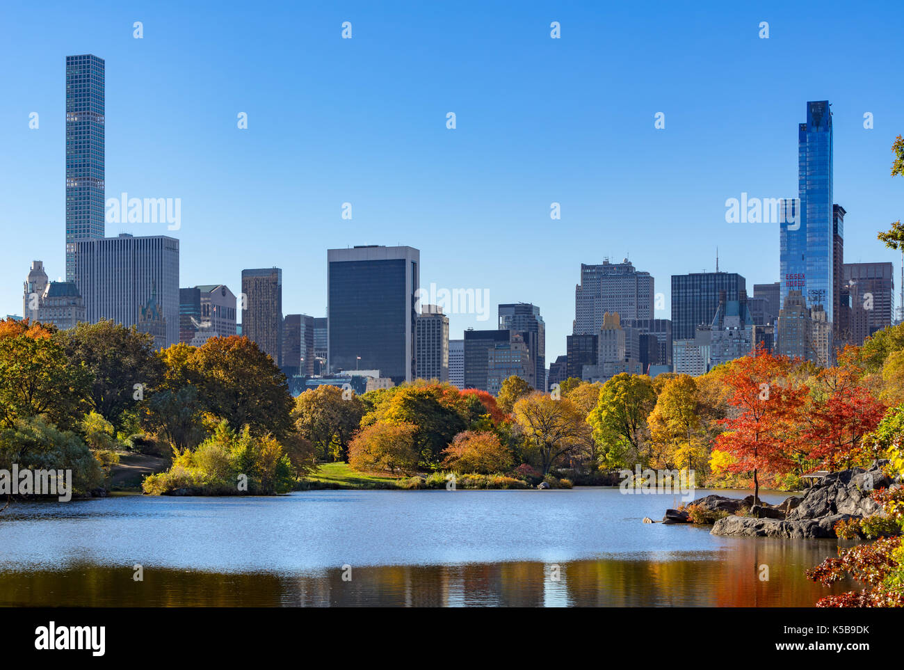 Caduta di Central Park a lago con grattacieli di Midtown. La città di New York Foto Stock