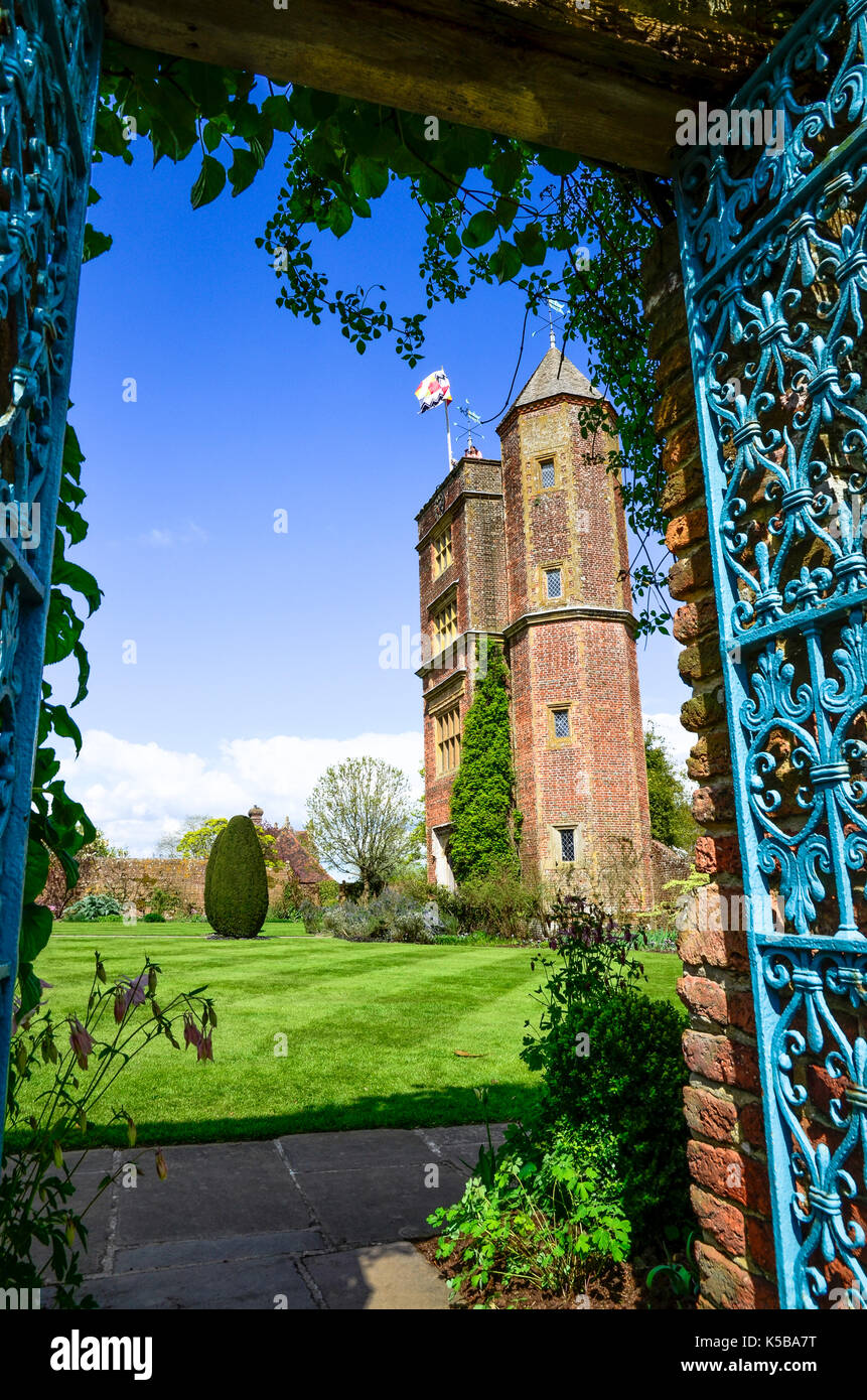 Una vista attraverso la elizabethan torri presso il castello di Sissinghurst Gardens nel Kent, Inghilterra Foto Stock