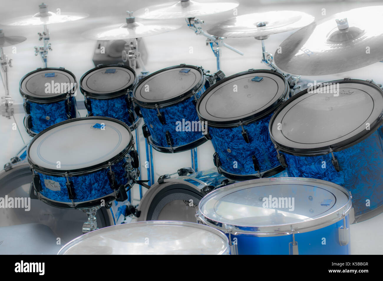 Tamburi di blu circondato da bianco e nero Foto Stock