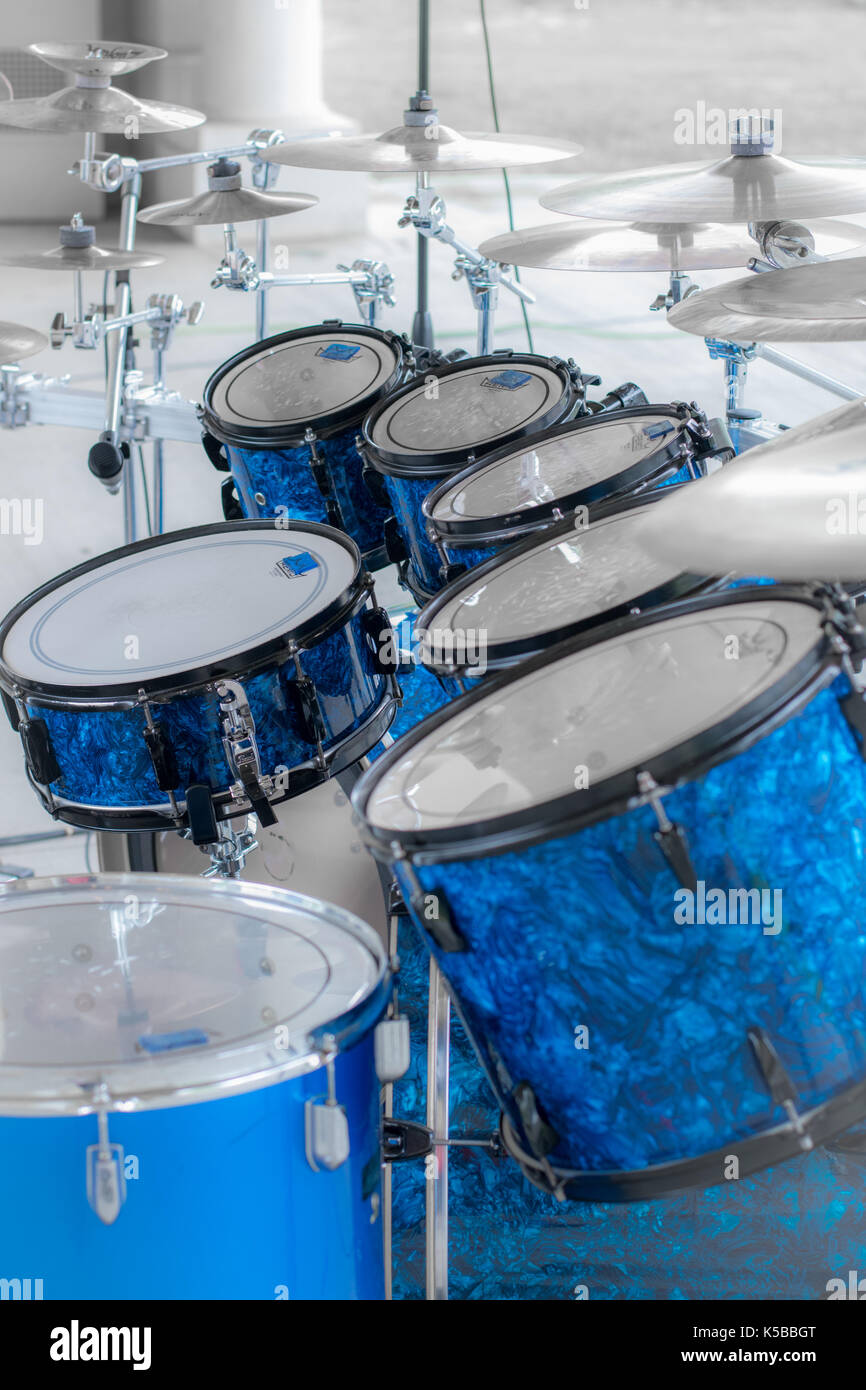 Tamburi di blu circondato da bianco e nero Foto Stock