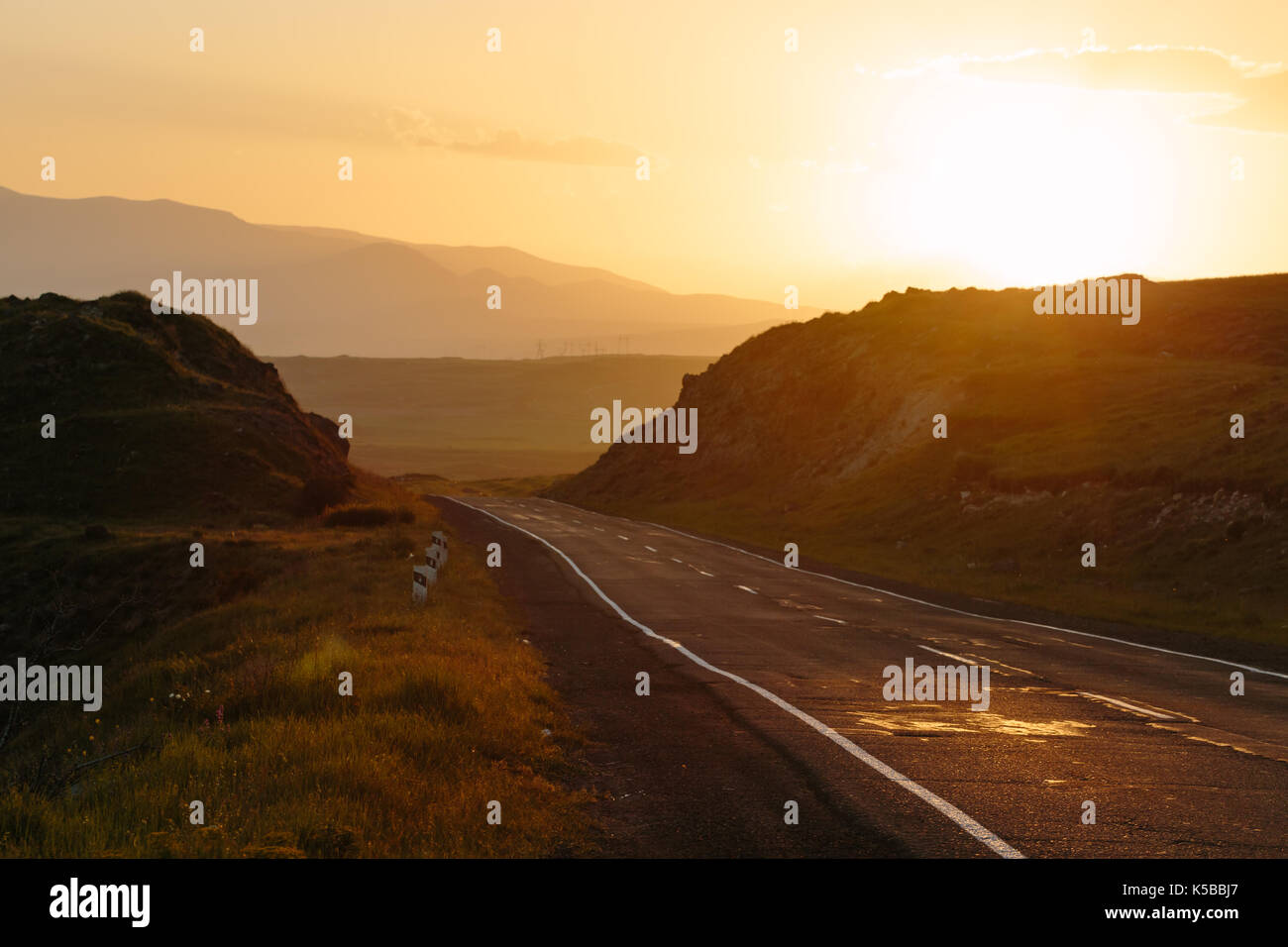 Strada al tramonto, Armenia Foto Stock