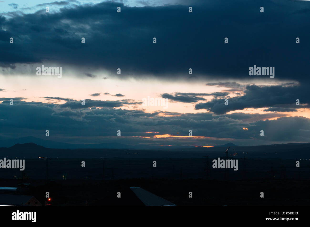 Nuvole sopra la montagna Yerevan, Armenia Foto Stock