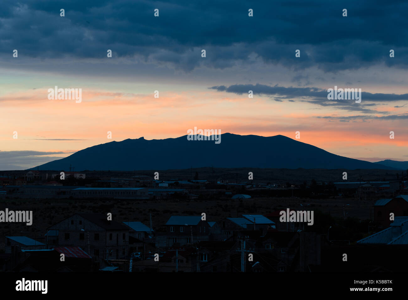 Nuvole sopra la montagna Yerevan, Armenia Foto Stock
