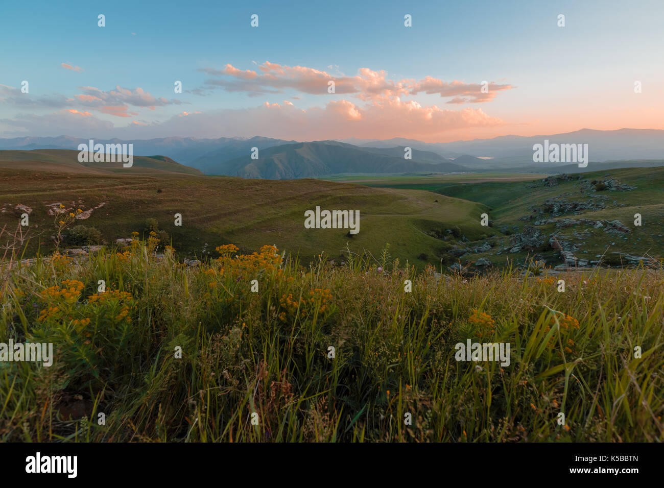 Il movimento delle nuvole sopra il verde valle di Armeno Foto Stock