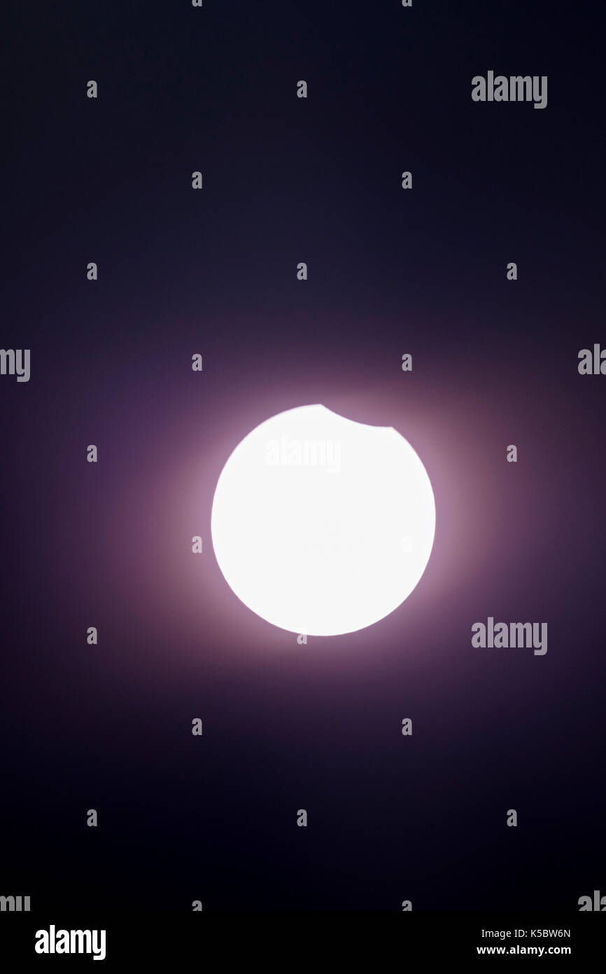 Fotografia del mezzogiorno eclissi solare; la luna tra la terra e il sole Foto Stock