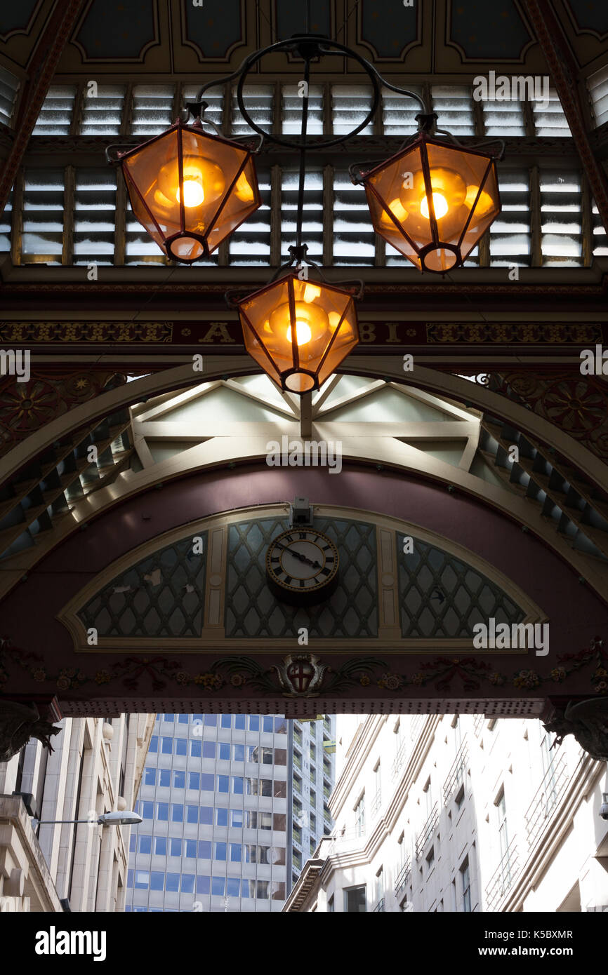 Luci nel mercato Leadenhall, Londra, Inghilterra Foto Stock