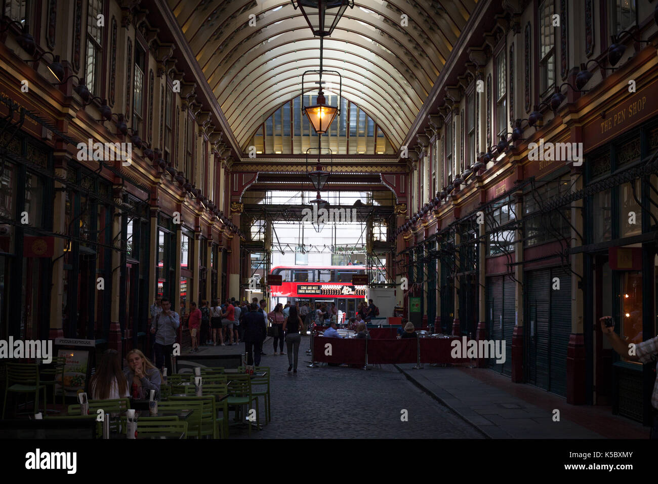 Luci nel mercato Leadenhall, Londra, Inghilterra Foto Stock