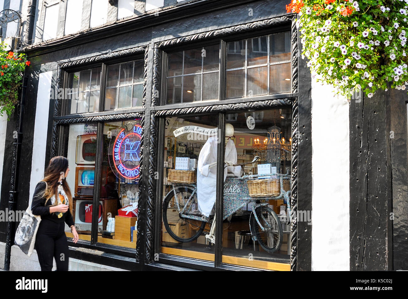 Finestra di donna shopping al Liberty of London department store Foto Stock