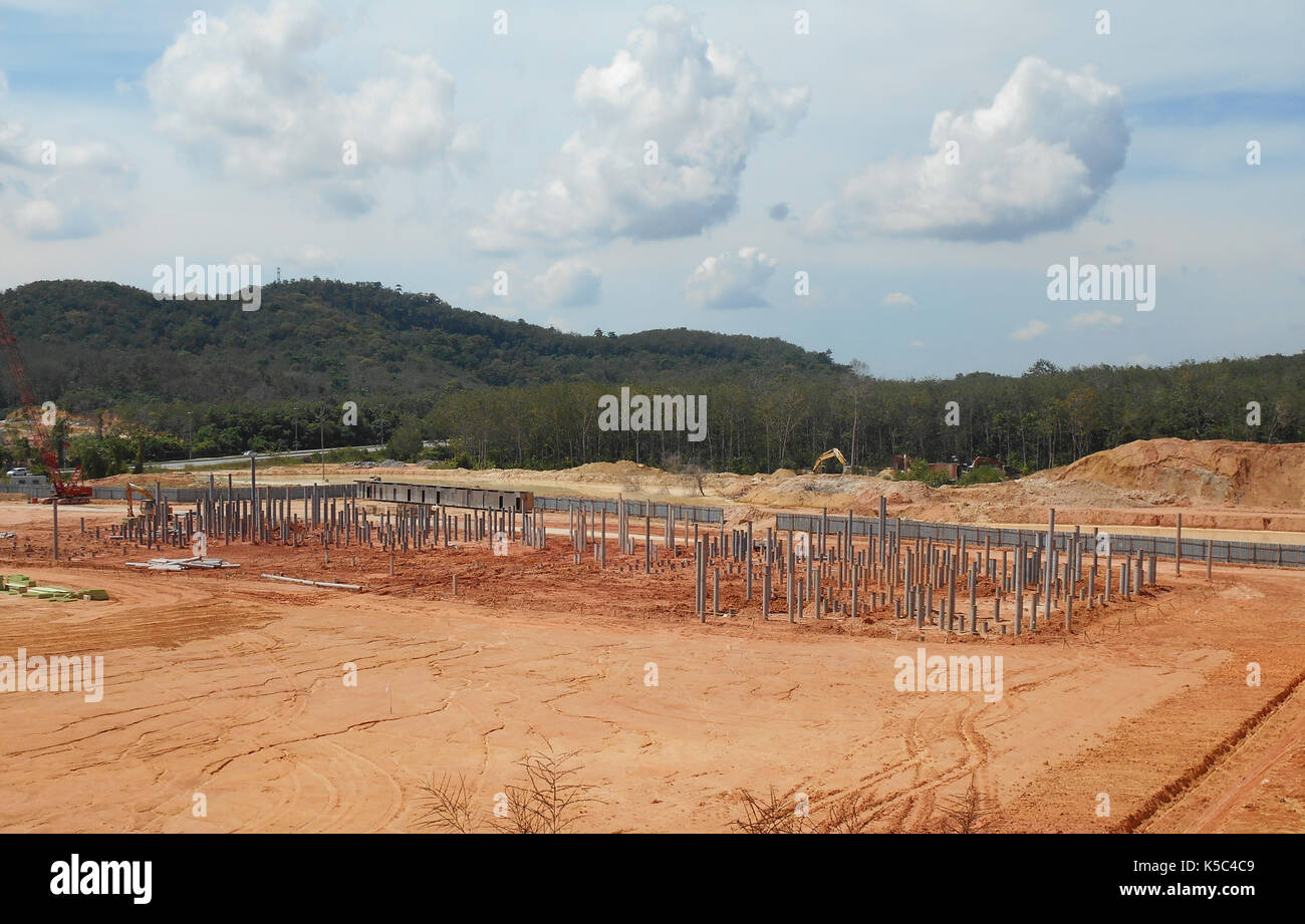 Sito in costruzione con lavori di palificazione è in corso. Il lavoro di palificazione è il più popolare per la costruzione di opere di fondazione. Foto Stock
