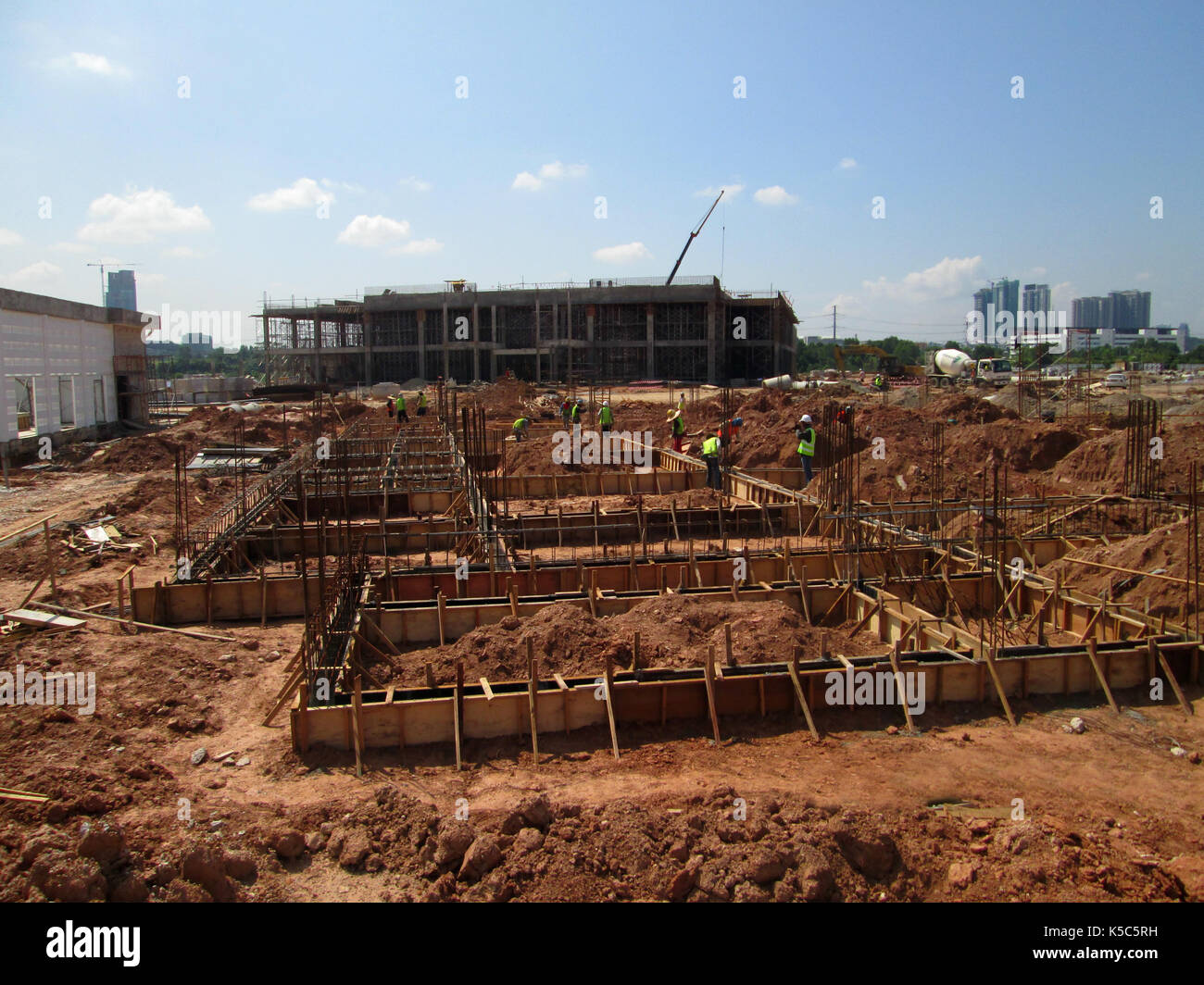 Messa a terra dell'edificio il fascio in costruzione. Realizzato da acciaio per cemento armato e lo stampo realizzato a partire dal legno e legno compensato. Costruito dai lavoratori. Foto Stock