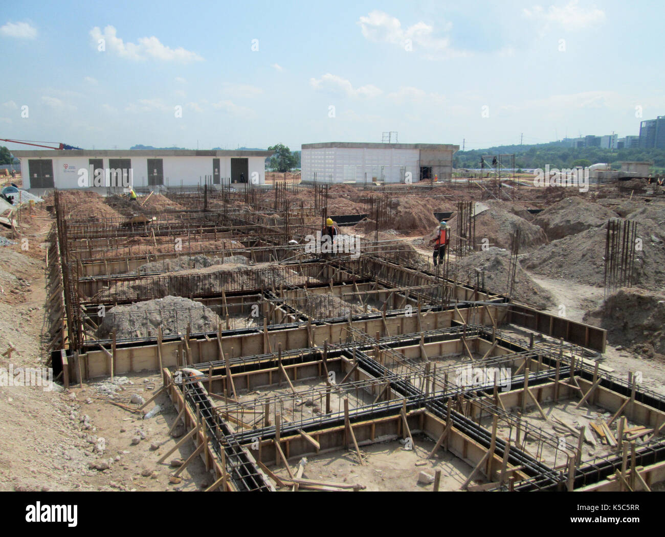 Messa a terra dell'edificio il fascio in costruzione. Realizzato da acciaio per cemento armato e lo stampo realizzato a partire dal legno e legno compensato. Costruito dai lavoratori. Foto Stock