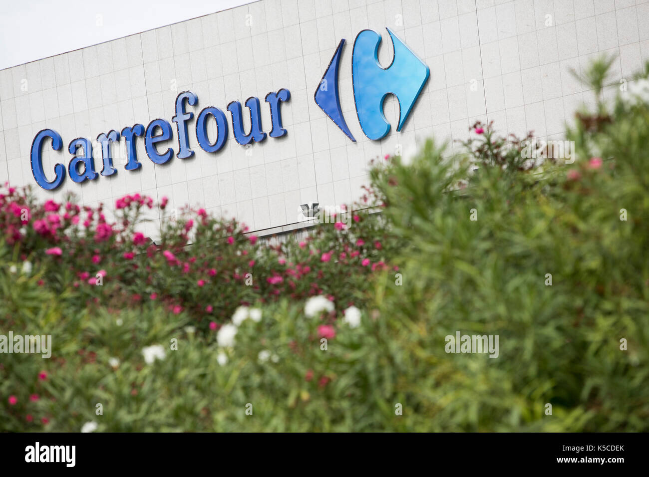 Un segno del logo al di fuori di un carrefour store a Barcellona Spagna il 30 agosto 2017. Foto Stock Un segno del logo al di fuori di un carrefour store a Barcellona Spagna il 30 agosto 2017. Foto Stock