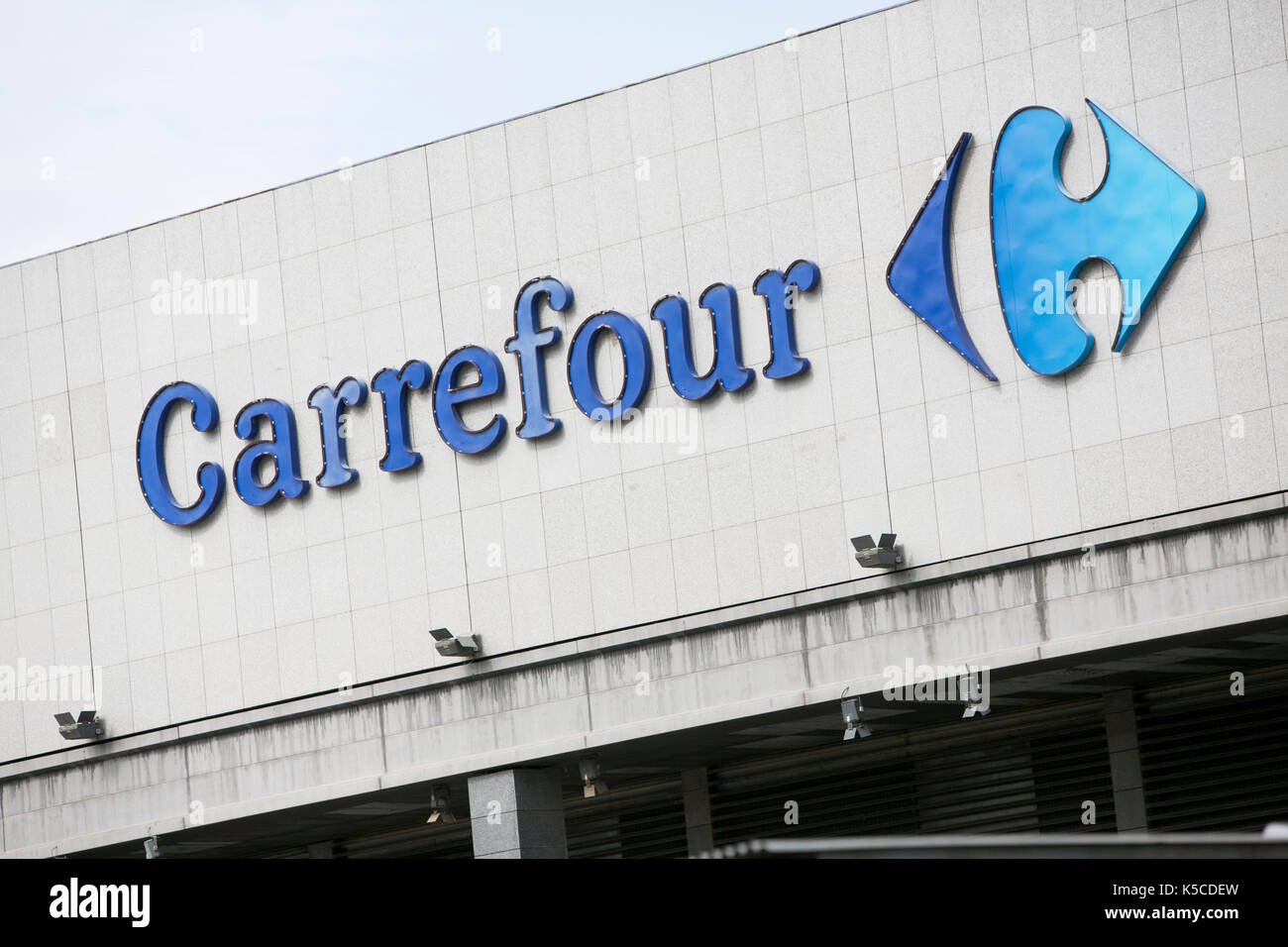 Un segno del logo al di fuori di un carrefour store a Barcellona Spagna il 30 agosto 2017. Foto Stock Un segno del logo al di fuori di un carrefour store a Barcellona Spagna il 30 agosto 2017. Foto Stock