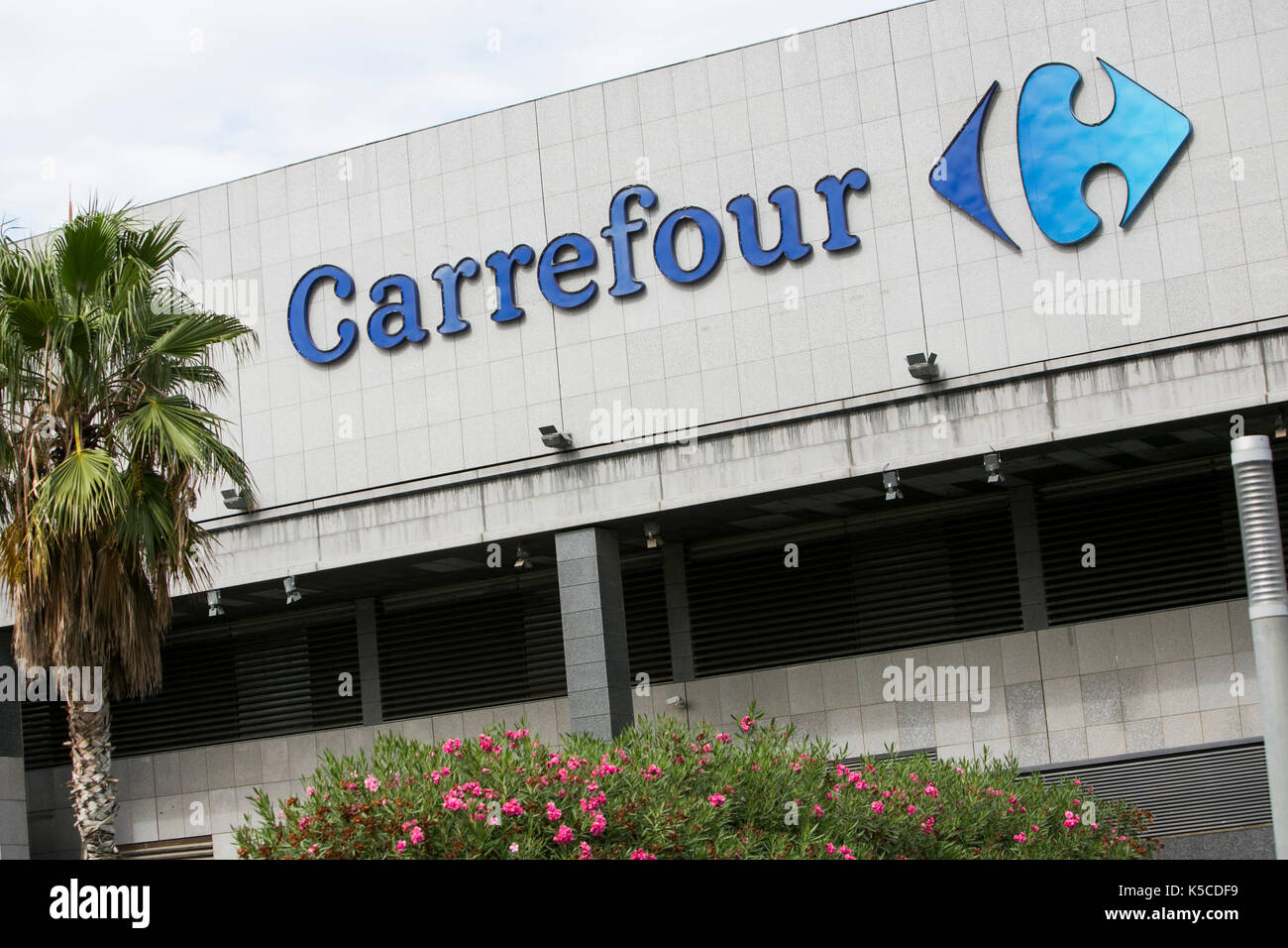Un segno del logo al di fuori di un carrefour store a Barcellona Spagna il 30 agosto 2017. Foto Stock