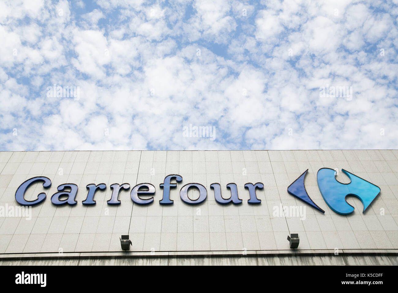 Un segno del logo al di fuori di un carrefour store a Barcellona Spagna il 30 agosto 2017. Foto Stock Un segno del logo al di fuori di un carrefour store a Barcellona Spagna il 30 agosto 2017. Foto Stock