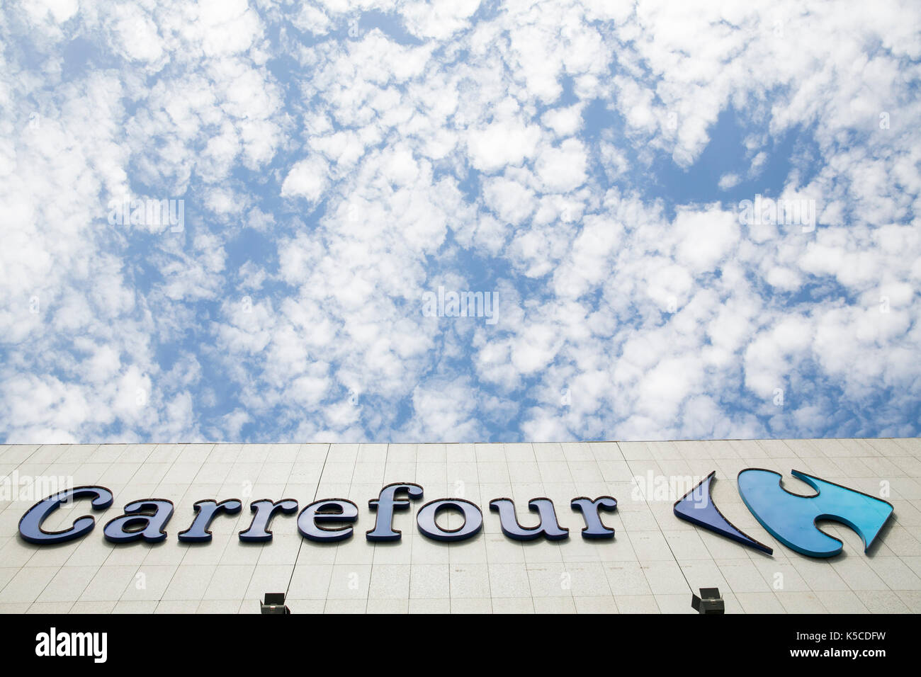 Un segno del logo al di fuori di un carrefour store a Barcellona Spagna il 30 agosto 2017. Foto Stock