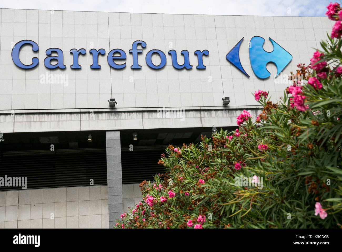 Un segno del logo al di fuori di un carrefour store a Barcellona Spagna il 30 agosto 2017. Foto Stock Un segno del logo al di fuori di un carrefour store a Barcellona Spagna il 30 agosto 2017. Foto Stock