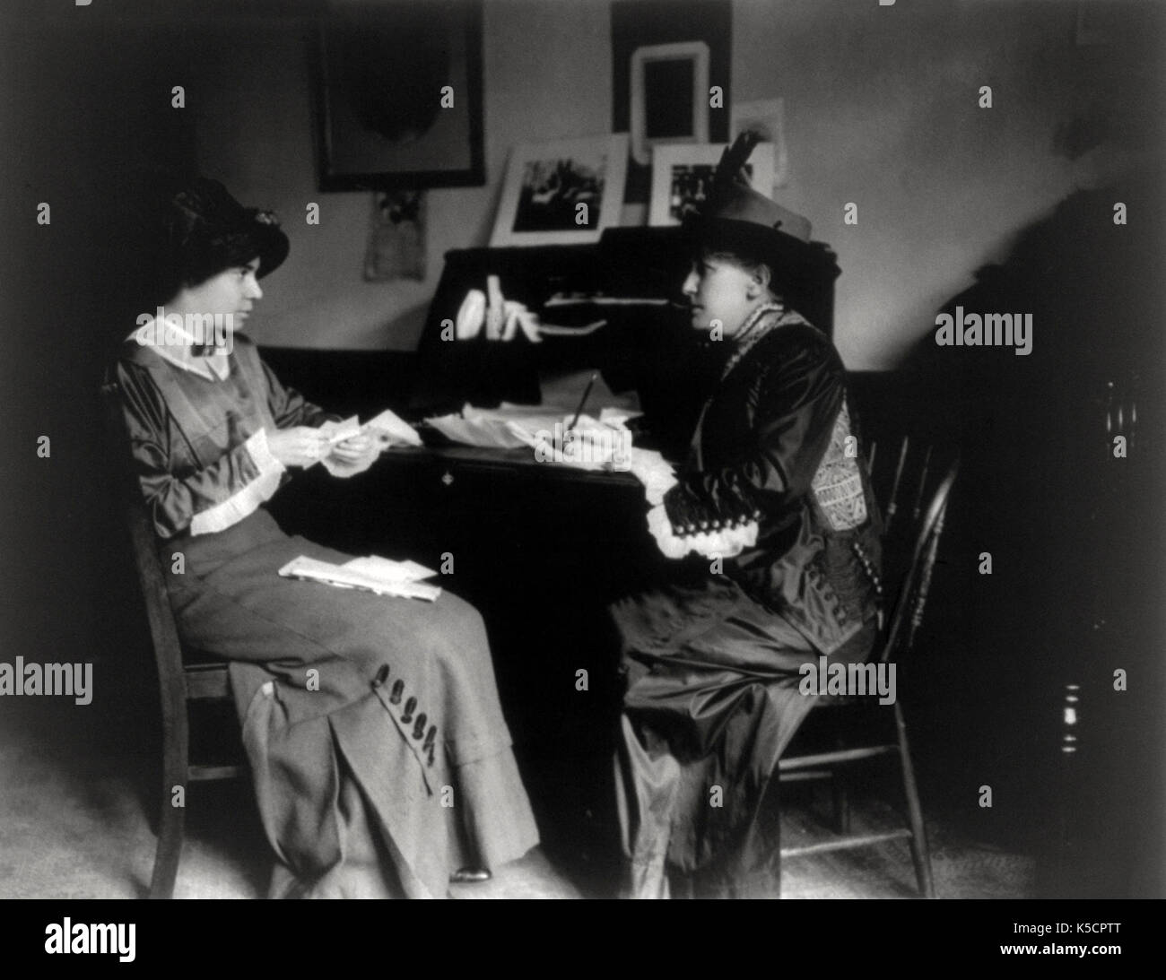La sig.ra Helen giardiniere e Miss Alice Paolo, seduto, ritratto a figura intera, scrivania. Tra ca. 1908 e 1915 Foto Stock