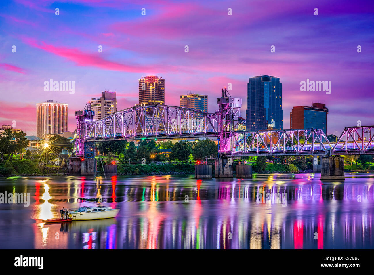 Little Rock, Arkansas, Stati Uniti d'America skyline del centro sull'Arkansas River. Foto Stock