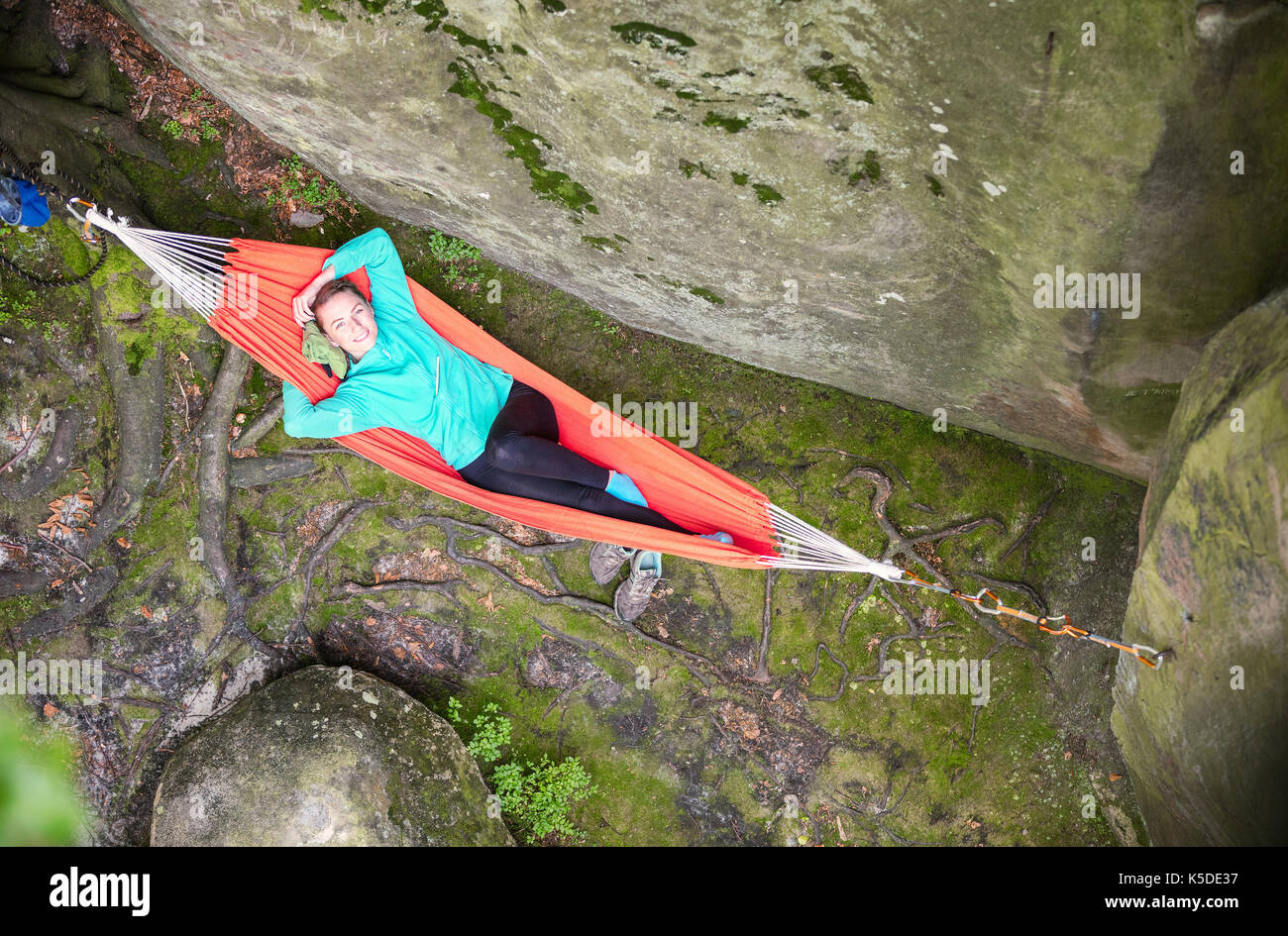 Allegro giovane donna rilassante in amaca vicino cliff, vista da sopra Foto Stock