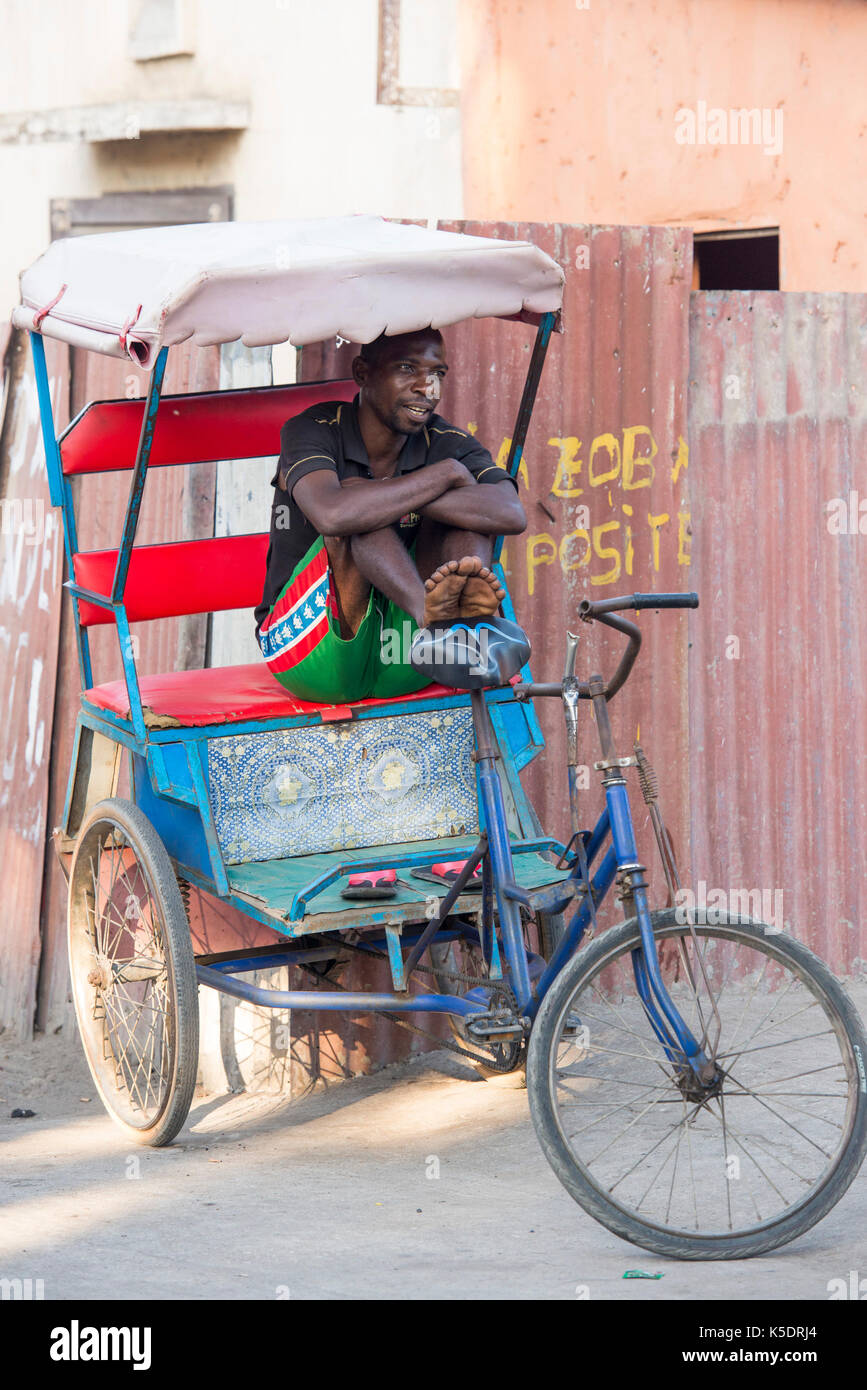 Pousse-pousse è il trasporto principale di Toliara, Madagascar Foto Stock