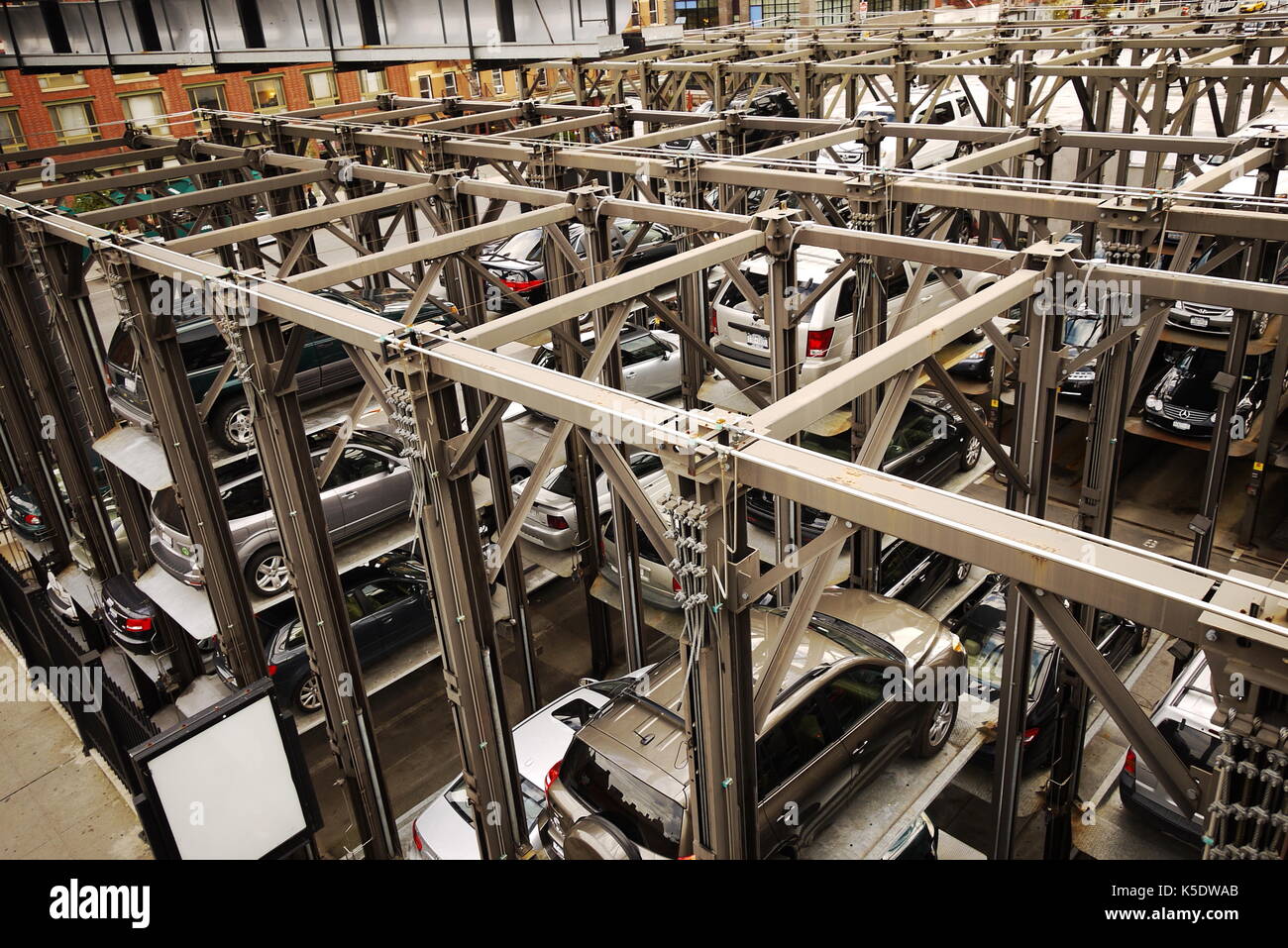 Parcheggio auto in sistema di parcheggio automatico nella città di New york o Foto Stock