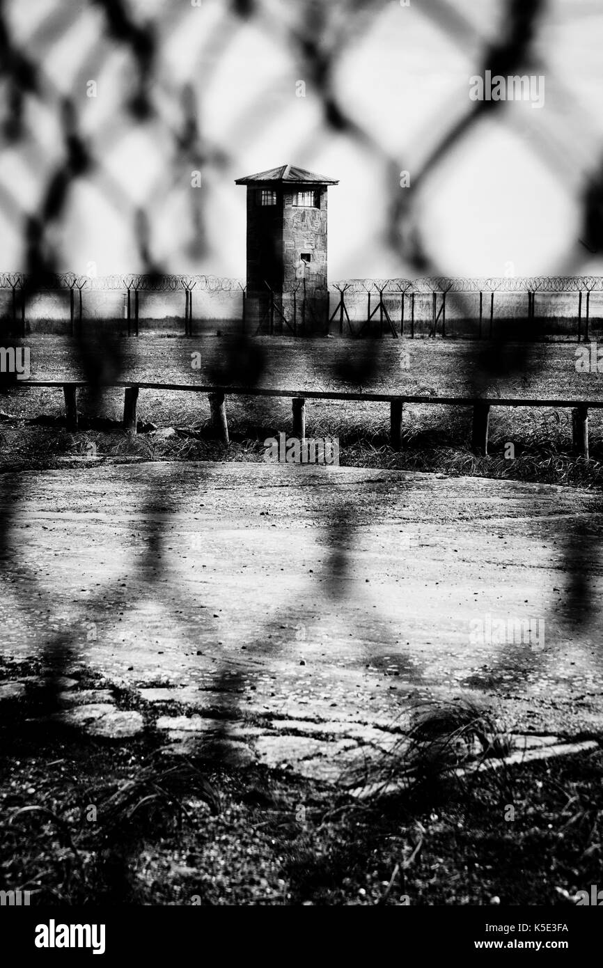 Una prigione torre di avvistamento visto attraverso la recinzione di filo su Robben Island a cape town, Sud Africa Foto Stock
