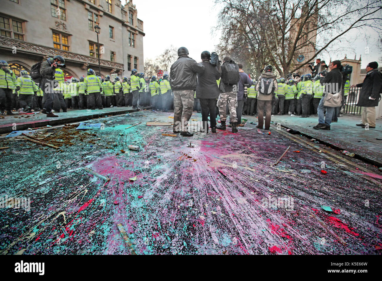 Vernice missles bomba. Messa le proteste degli studenti e dei disordini civili di Londra contro aumenta in università tasse universitarie. Foto Stock