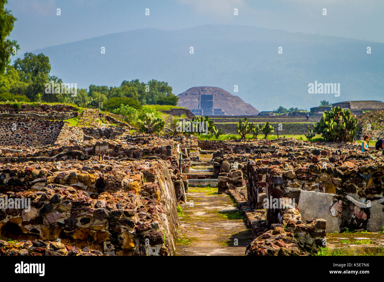 Rovine nella parte anteriore della Piramide della Luna, Teotihuacan, Messico Foto Stock