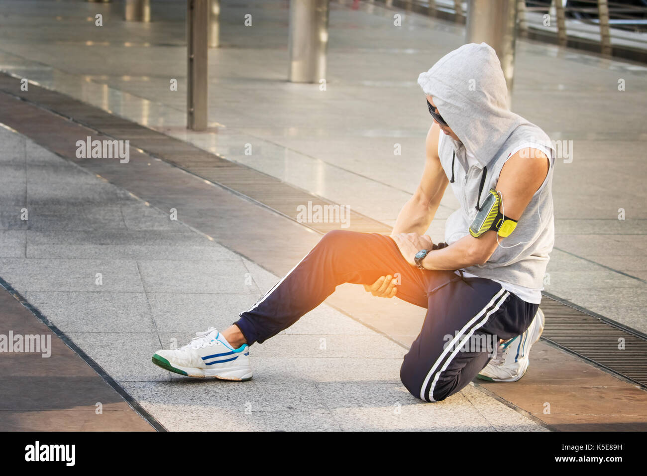 Esecuzione di lesioni sportive.sport uomo con crampi muscolari nella coscia Foto Stock