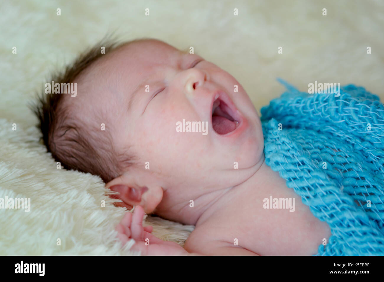 Carino il nuovo nato dormendo Foto Stock