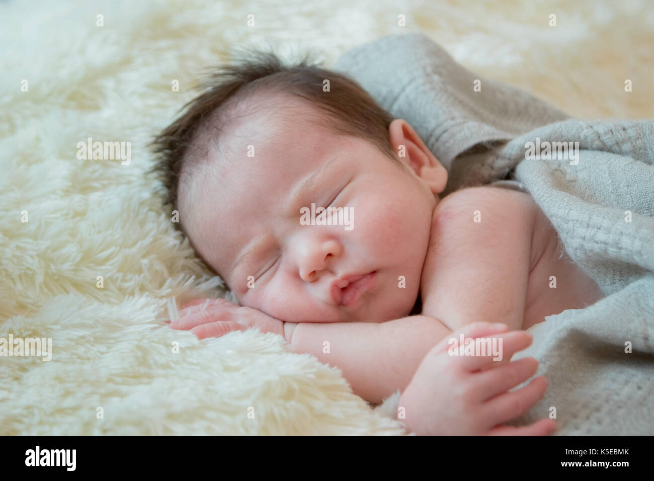 Carino il nuovo nato dormendo Foto Stock