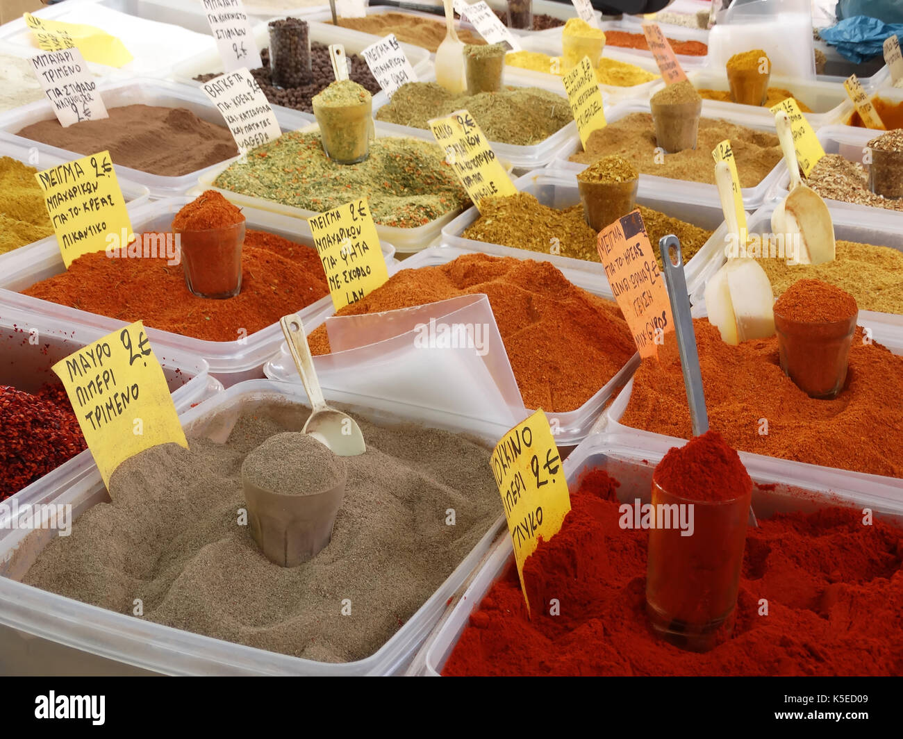 Visualizzazione delle spezie in un mercato Foto Stock