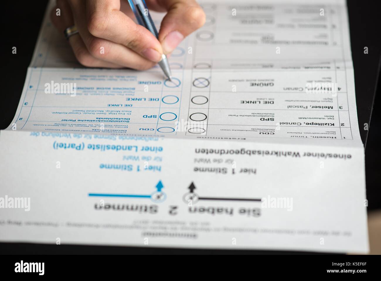 Scheda di voto o documenti elettorali degli assenti per le elezioni federali tedesche del 2017 in Germania, Europa Foto Stock