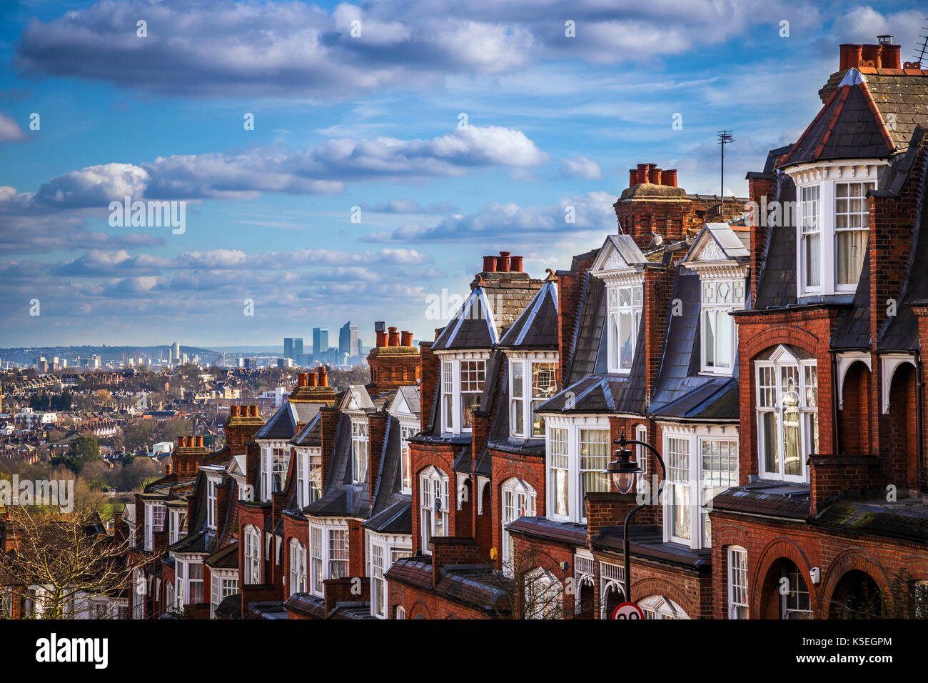 Londra, Inghilterra - panoramica vista sullo skyline di Londra e i grattacieli di Canary Wharf con tradizionale britannica case di mattoni Foto Stock