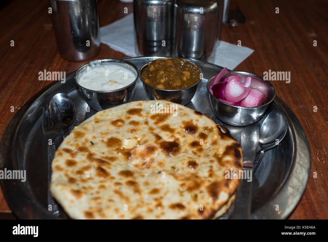 Kulcha, latte cagliata, ceci, barbabietole decapati cipolla, amritsar Foto Stock