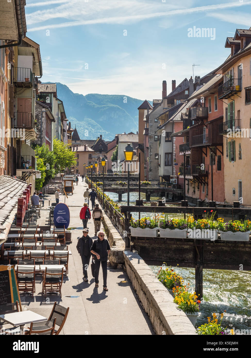 Annecy, Francia - 25 maggio 2016: la gente camminare lungo il fiume thiou nel centro di Annecy, capitale della Haute Savoie provincia in Francia. Annecy è noto Foto Stock